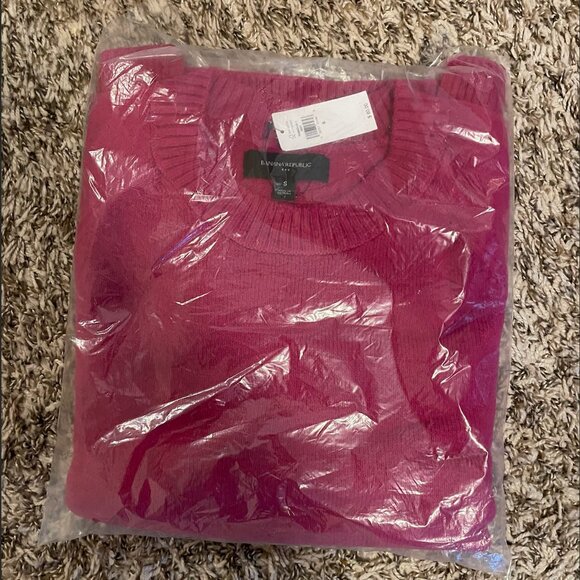 NWT BANANA REPUBLIC PERFECTLY SOFT CREW-NECK SWEATER--SMALL--PINK--IN PACKAGING - Picture 3 of 5